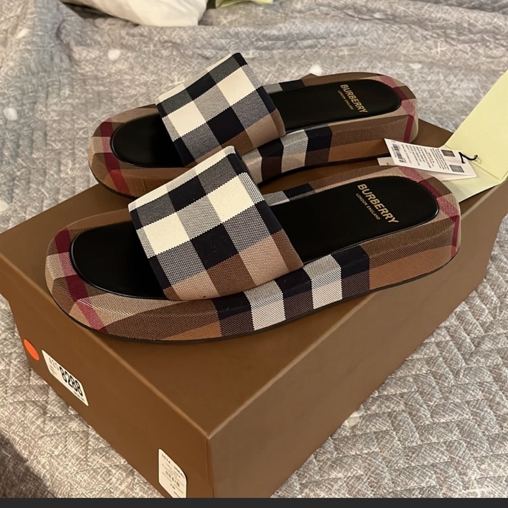 BRAND NEW BURBERRY SLIDES - f u l l s e t 🤎🖤🤍❤️